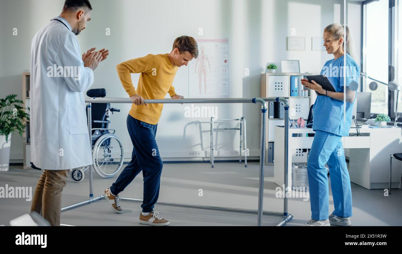 Krankenhaus Physiotherapie Raum: Patient mit Verletzung gehen halten für Parallelstangen, professionelle Physiotherapeutin und Arzt Assist, Hilfe, Training behinderte Person tun Rehabilitative Physiotherapie Stockfoto