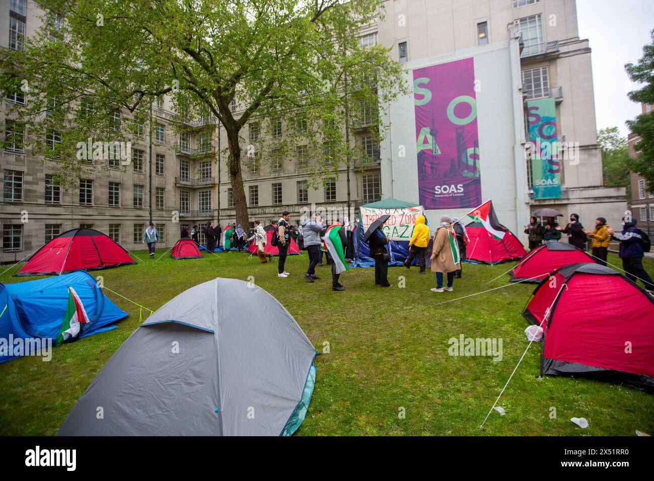 London, England, Großbritannien. Mai 2024. Palästinensische Studenten errichteten Zelte auf dem Campus der SOAS University in Zentral-London in Solidarität mit US-amerikanischen Campus-Demonstranten. (Kreditbild: © Tayfun Salci/ZUMA Press Wire) NUR REDAKTIONELLE VERWENDUNG! Nicht für kommerzielle ZWECKE! Quelle: ZUMA Press, Inc./Alamy Live News Stockfoto