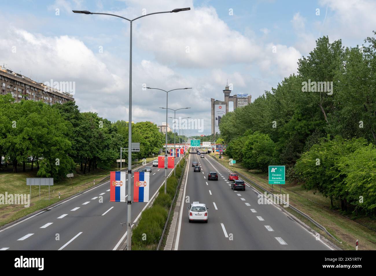 Westtor oder Turm in Belgrad, mit chinesischen Flaggen entlang der Straße, bereit für Würdenträger. April 2024 Stockfoto