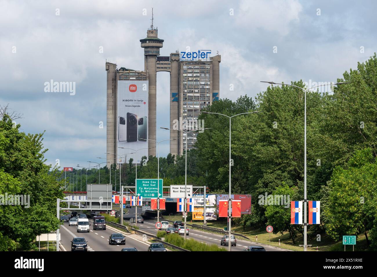 Westtor oder Turm in Belgrad, mit chinesischen Flaggen entlang der Straße, bereit für Würdenträger. April 2024 Stockfoto