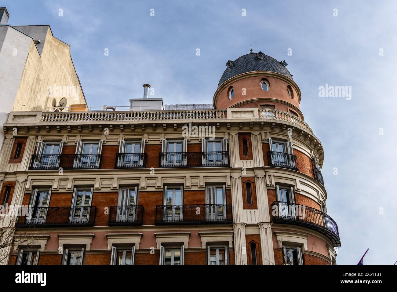 Alte Luxuswohnhäuser im Jeronimos-Viertel im Zentrum von Madrid. Stockfoto