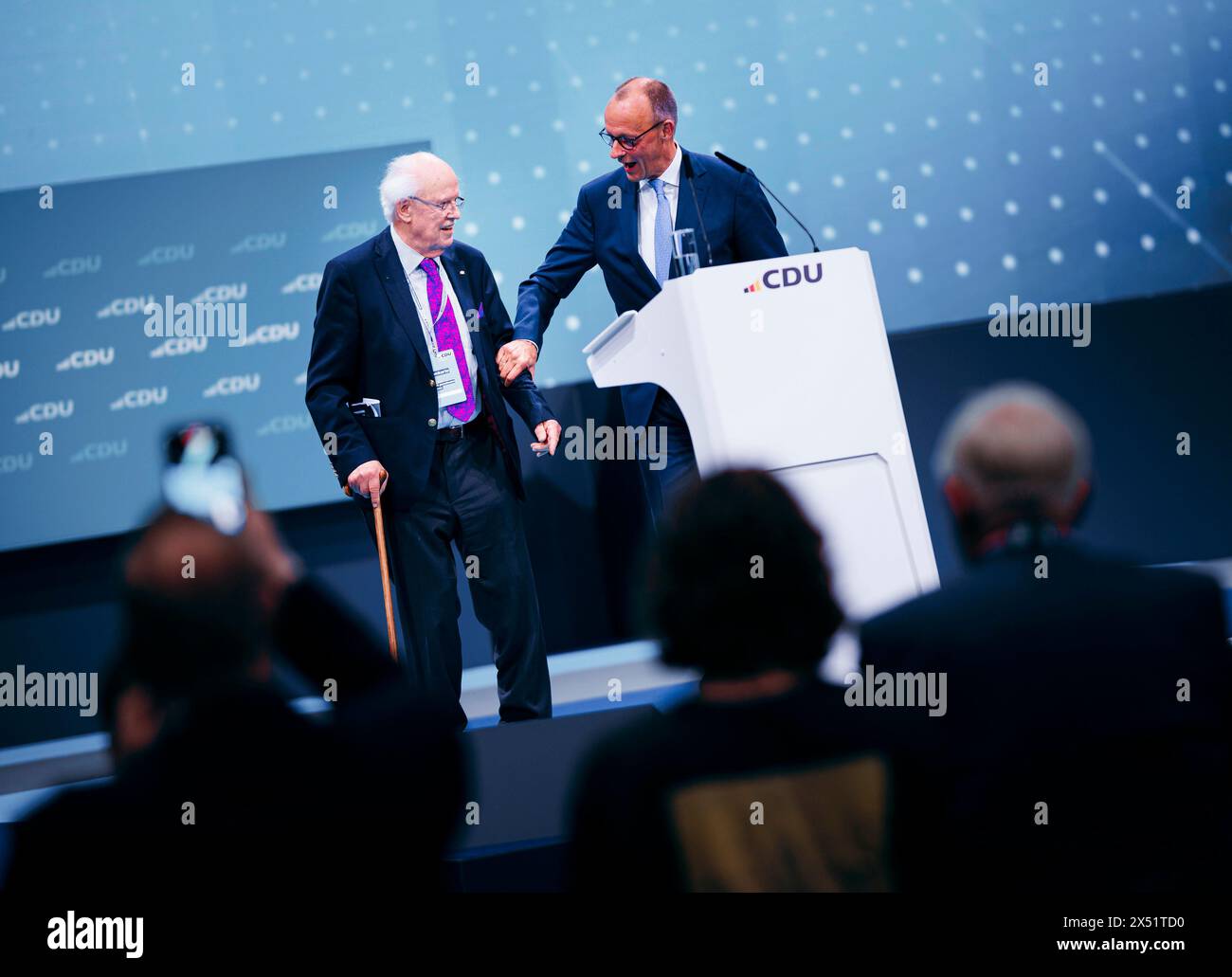 Berlin, Deutschland. Mai 2024. Friedrich Merz, Vorsitzender der CDU, und Otto Wulff, scheidendes Bundesvorstand, fotografierten während der CDU-Deutschlandkonferenz 2024 in Berlin am 6. Mai 2024. Quelle: dpa/Alamy Live News Stockfoto