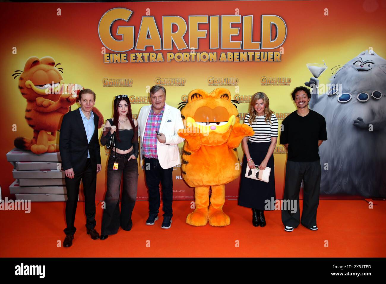 Benjamin Bach (Managing Director Sony Pictures), AnniTheDuck, Hape Kerkeling, Garfield, Anke Engelke, Aurel Mertz besucht GARFIELD – EINE EXTRA PORTIO Stockfoto