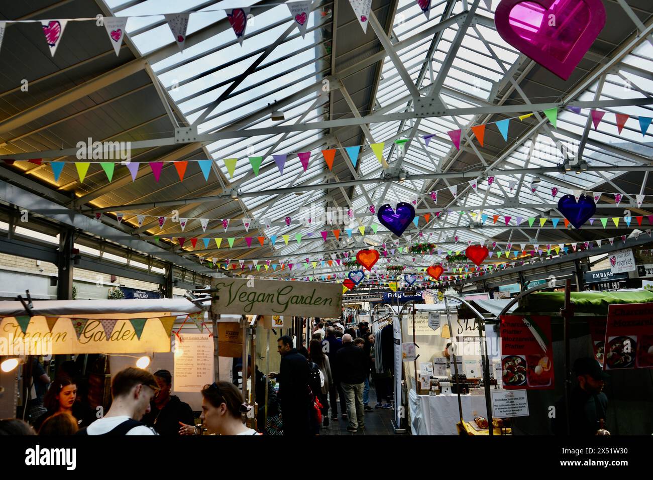 Käufer in Greenwich Market im Südosten Londons. Stockfoto