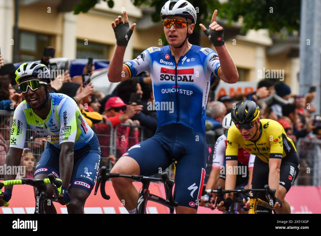 Fossano, Italien. Mai 2024. Tim Merlier feiert den Sieg von Stage 3 - Novara-Fossano - Giro d'Italia 2024 während Stage 3 - Novara-Fossano, Giro d'Italia Rennen in Fossano, Italien, 06. Mai 2024 Credit: Independent Photo Agency/Alamy Live News Stockfoto