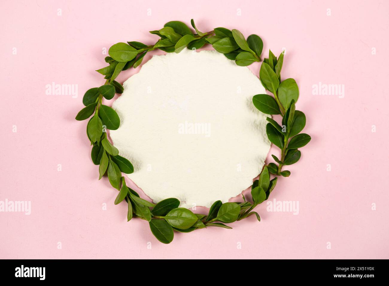 Grüner Blätterkranz mit einem Bastelpapier-Zettel Stockfoto