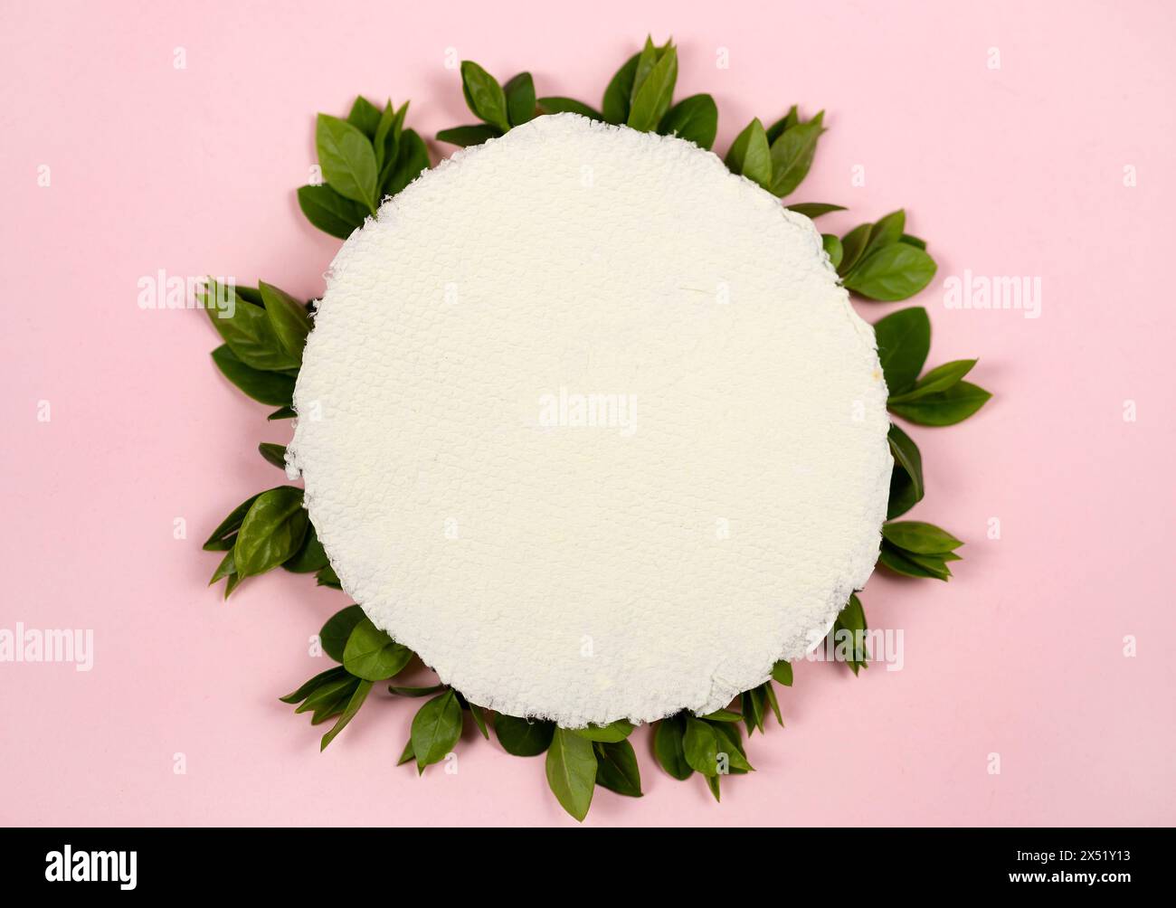 Grüner Blätterkranz mit einem Bastelpapier-Zettel Stockfoto