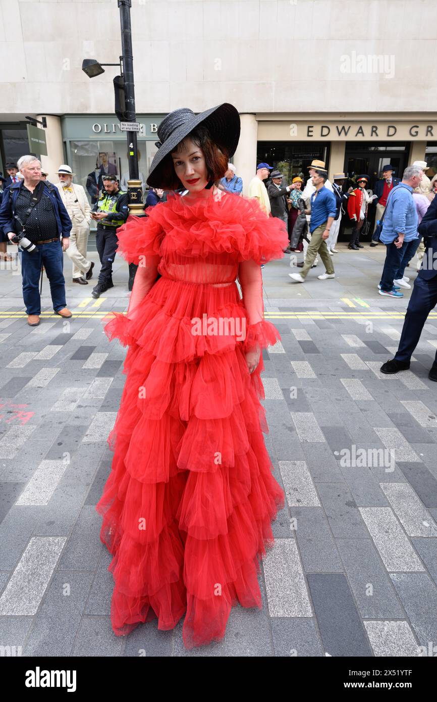 London, UK, 5. Mai 2024, der 4. Grand Flaneur Walk fand am Sonntag, 5. Mai 2024 statt und begann mittags mit der Statue von Beau Brummell in der Jermyn Street, London W1. Der Grand Flaneur Walk zelebriert das reine, das unveränderliche und das sinnlose, und er wird von den mutigen, den abenteuerlichen und den Betrunkenen eingenommen. Der Spaziergang führte durch Green Park in Richtung Hyde Park Corner., Andrew Lalchan Photography/Alamy Live News Stockfoto