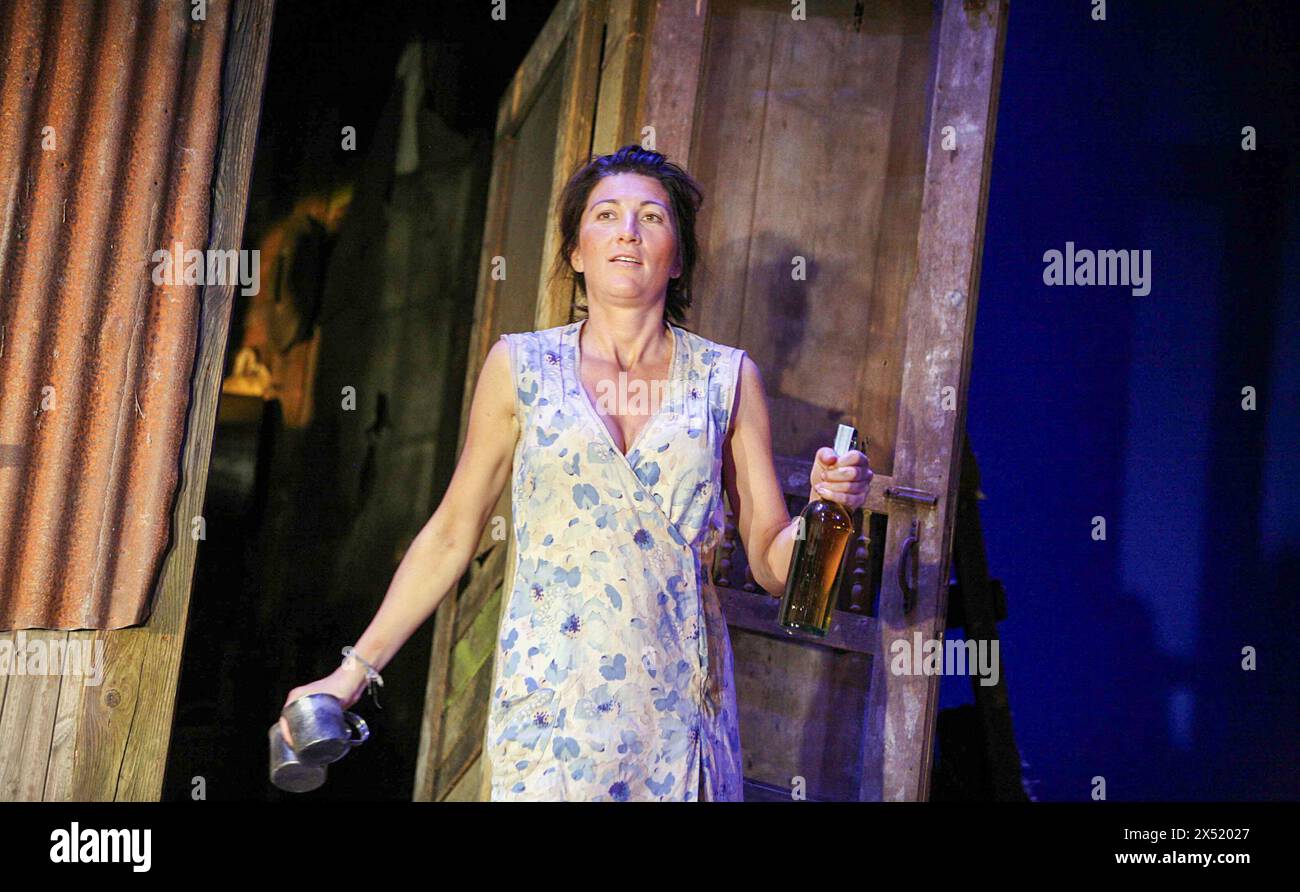 Eve Best (Josie) in A MOON FOR THE MISBEGOTTEN von Eugene O’Neill im Old Vic Theatre, London SE1 26/09/2006 Design: Bob Crowley Beleuchtung: Paule Constable Regisseur: Howard Davies Stockfoto