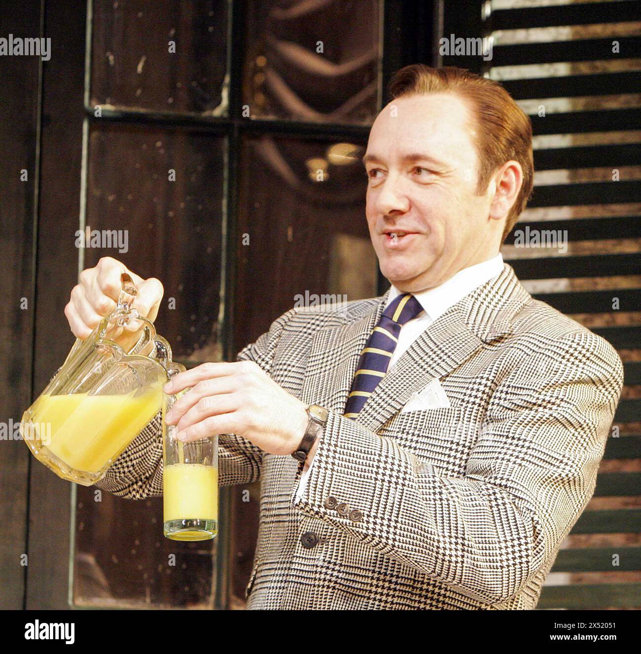 Kevin Spacey (CK Dexter Haven) in THE PHILADELPHIA STORY von Philip Barry im Old Vic Theatre, London SE1 10/05/2005 Set-Design: John Lee Beatty Kostüme: Tom Rand Beleuchtung: Hugh Vanstone Regie: Jerry Zaks Stockfoto