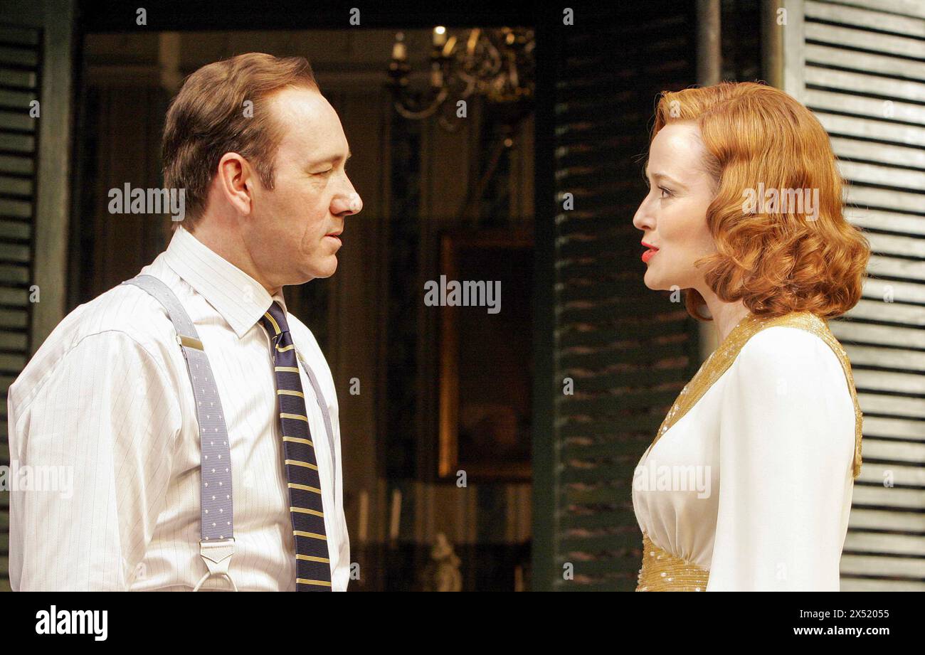 Kevin Spacey (CK Dexter Haven), Jennifer Ehle (Tracy Lord) in THE PHILADELPHIA STORY von Philip Barry im Old Vic Theatre, London SE1 10/05/2005 Bühnenbild: John Lee Beatty Kostüme: Tom Rand Beleuchtung: Hugh Vanstone Regie: Jerry Zaks Stockfoto