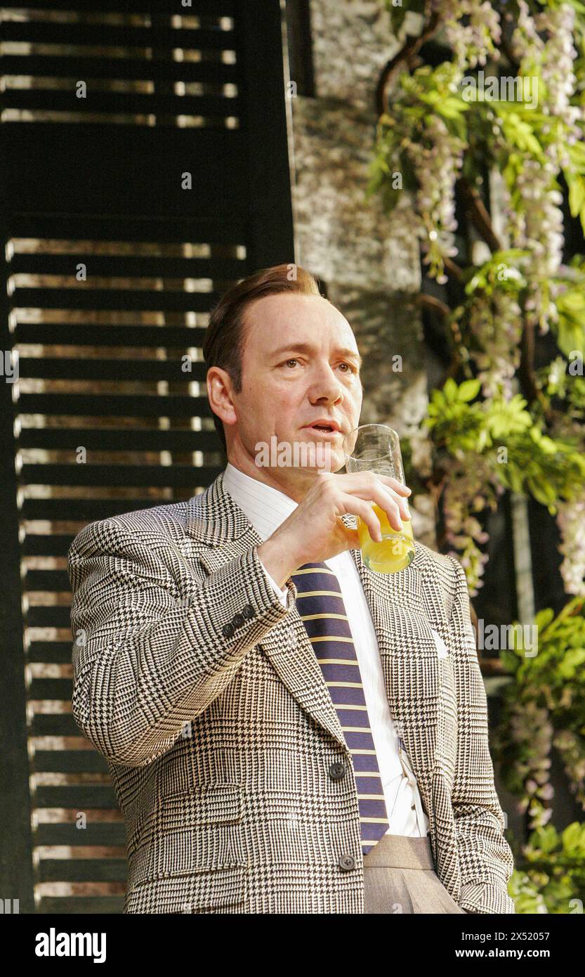 Kevin Spacey (CK Dexter Haven) in THE PHILADELPHIA STORY von Philip Barry im Old Vic Theatre, London SE1 10/05/2005 Set-Design: John Lee Beatty Kostüme: Tom Rand Beleuchtung: Hugh Vanstone Regie: Jerry Zaks Stockfoto