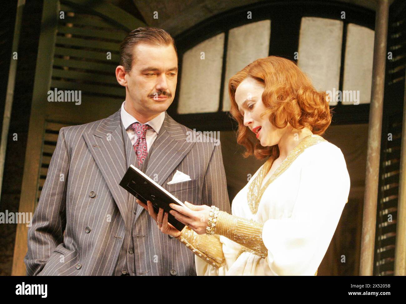 D.W. Moffett (Macauley Connor), Jennifer Ehle (Tracy Lord) in THE PHILADELPHIA STORY von Philip Barry im Old Vic Theatre, London SE1 10/05/2005 Bühnenbild: John Lee Beatty Kostüme: Tom Rand Beleuchtung: Hugh Vanstone Regie: Jerry Zaks Stockfoto