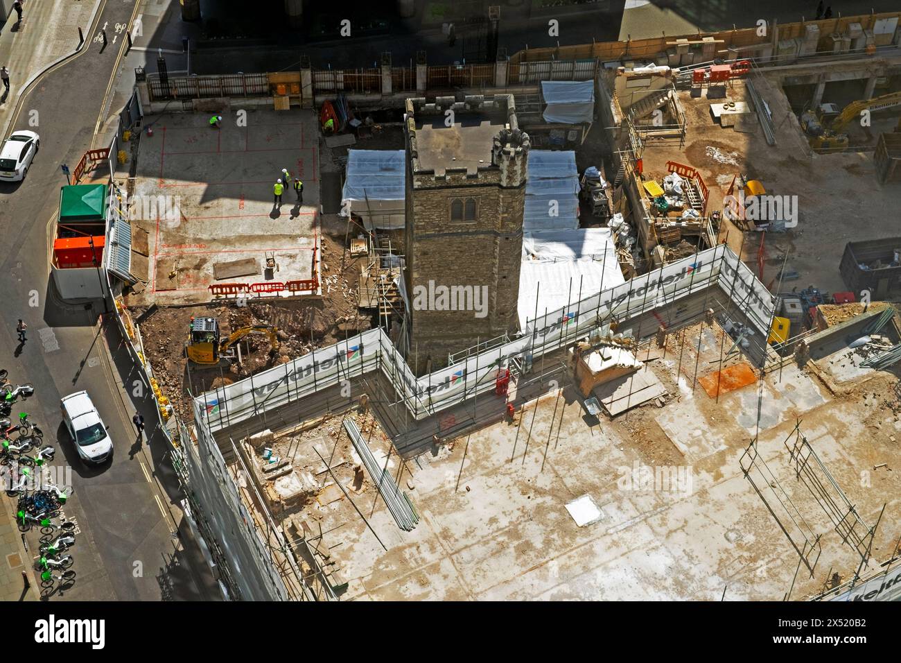 Blick von oben auf die Baustellenkirche bei 46-50 50 Fifty auf der Fenchurch Street vom Garten bei 120 London EC3 England UK April 2024 KATHY DEWITT Stockfoto