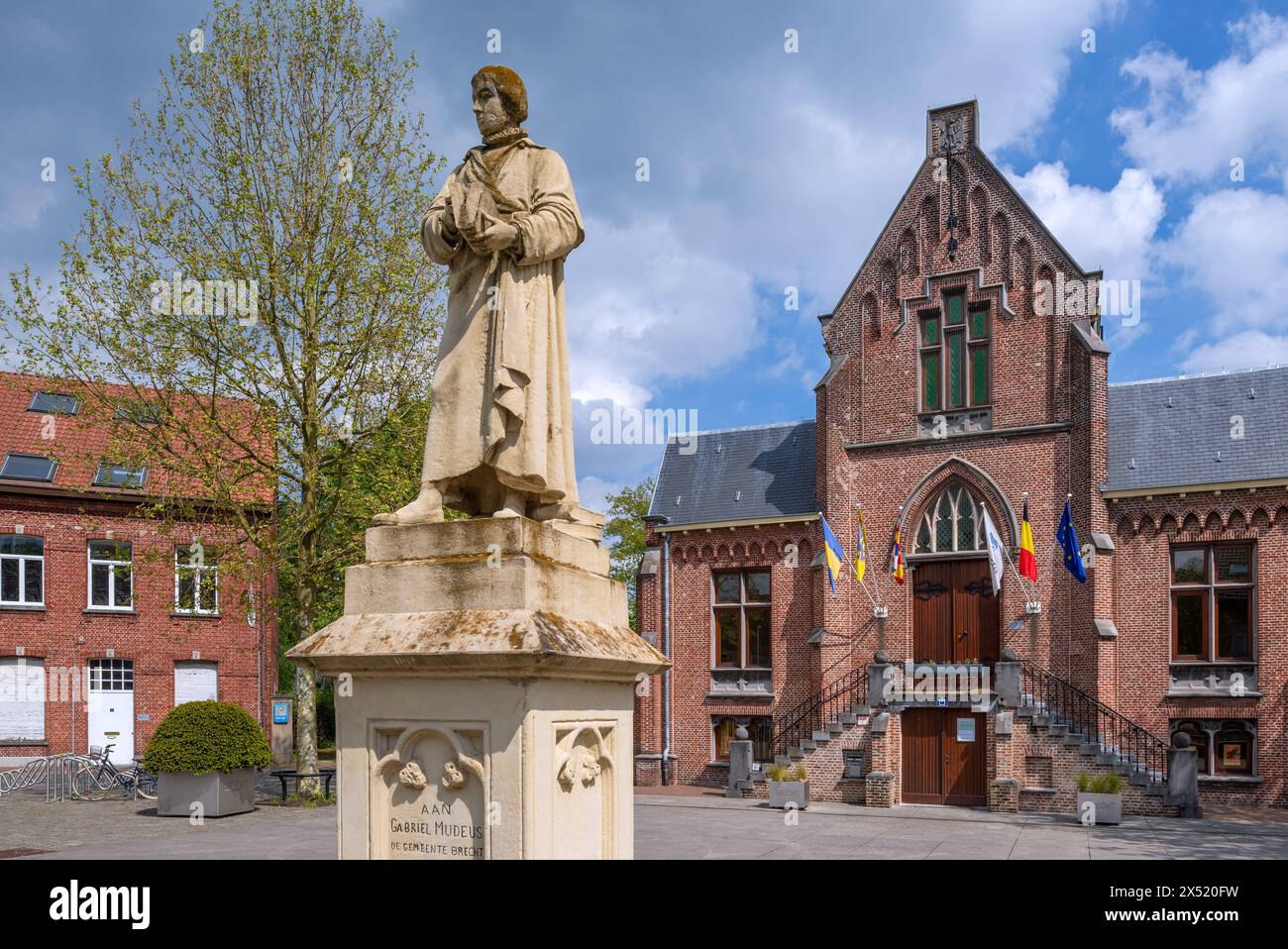 Statue von Gabriel Mudeus auf dem Stadtplatz und ehemaliges Rathaus im neogotischen Stil in der Gemeinde Brecht, Provinz Antwerpen, Flandern, Belgien Stockfoto