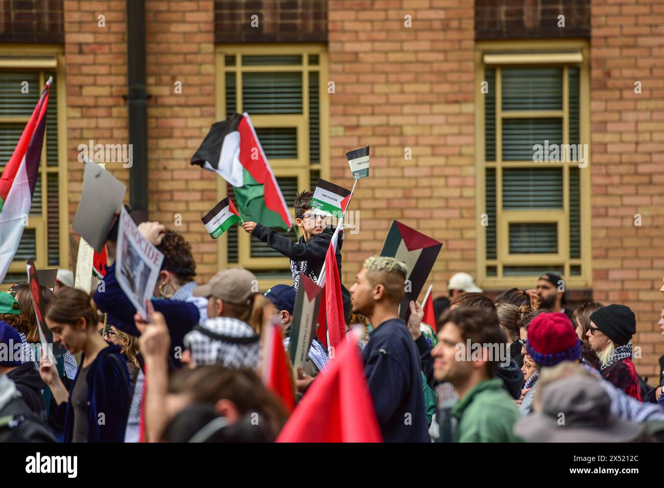 Melbourne, Australien. Mai 2024. Ein Junge auf den Schultern seines Vaters hält während der Maikundgebung eine palästinensische Flagge. Pro-palästinensische Demonstranten nehmen an der Maikundgebung Teil, um durch die Straßen des zentralen Geschäftsviertels von Melbourne in Richtung Victorian Trades Hall zu marschieren. Die politische Kundgebung wurde von Free Palestine Melbourne organisiert. Tausende von Menschen marschierten gegen die Mittäterschaft der Regierung am Völkermord und schlossen sich Gewerkschaften, kommunistischen, sozialistischen und anarchistischen Parteien zu einer Maifeier-Kundgebung an. Quelle: SOPA Images Limited/Alamy Live News Stockfoto