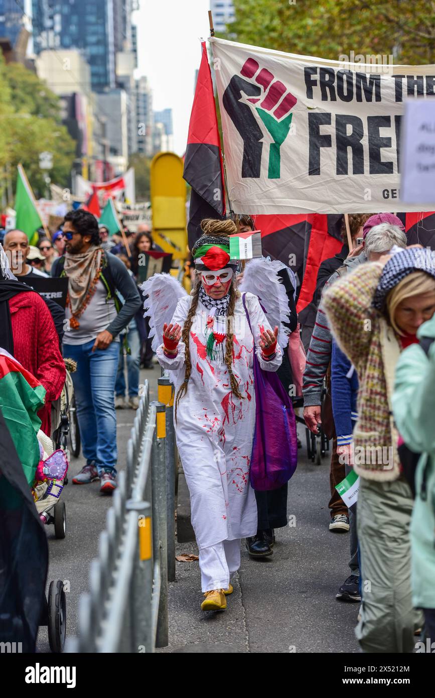 Melbourne, Australien. Mai 2024. Eine Demonstrantin wird während der Maikundgebung als blutiger Engel gekleidet gesehen. Pro-palästinensische Demonstranten nehmen an der Maikundgebung Teil, um durch die Straßen des zentralen Geschäftsviertels von Melbourne in Richtung Victorian Trades Hall zu marschieren. Die politische Kundgebung wurde von Free Palestine Melbourne organisiert. Tausende von Menschen marschierten gegen die Mittäterschaft der Regierung am Völkermord und schlossen sich Gewerkschaften, kommunistischen, sozialistischen und anarchistischen Parteien zu einer Maifeier-Kundgebung an. (Foto: Alexander Bogatyrev/SOPA Images/SIPA USA) Credit: SIPA USA/Alamy Live News Stockfoto