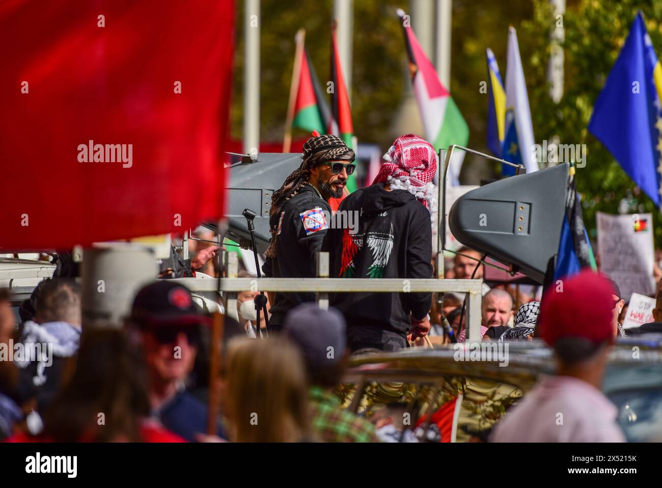 Melbourne, Australien. Mai 2024. Mohammad Sharab ist auf der Bühne während der Maikundgebung zu sehen. Pro-palästinensische Demonstranten nehmen an der Maikundgebung Teil, um durch die Straßen des zentralen Geschäftsviertels von Melbourne in Richtung Victorian Trades Hall zu marschieren. Die politische Kundgebung wurde von Free Palestine Melbourne organisiert. Tausende von Menschen marschierten gegen die Mittäterschaft der Regierung am Völkermord und schlossen sich Gewerkschaften, kommunistischen, sozialistischen und anarchistischen Parteien zu einer Maifeier-Kundgebung an. Quelle: SOPA Images Limited/Alamy Live News Stockfoto