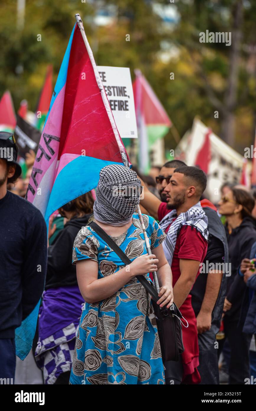 Ein Demonstrant, der einen palästinensischen Keffiyeh trägt, hält während der Maikundgebung eine palästinensische Flagge in Transgender-Farben. Pro-palästinensische Demonstranten nehmen an der Maikundgebung Teil, um durch die Straßen des zentralen Geschäftsviertels von Melbourne in Richtung Victorian Trades Hall zu marschieren. Die politische Kundgebung wurde von Free Palestine Melbourne organisiert. Tausende von Menschen marschierten gegen die Mittäterschaft der Regierung am Völkermord und schlossen sich Gewerkschaften, kommunistischen, sozialistischen und anarchistischen Parteien zu einer Maifeier-Kundgebung an. (Foto: Alexander Bogatyrev/SOPA Images/SIPA USA) Stockfoto