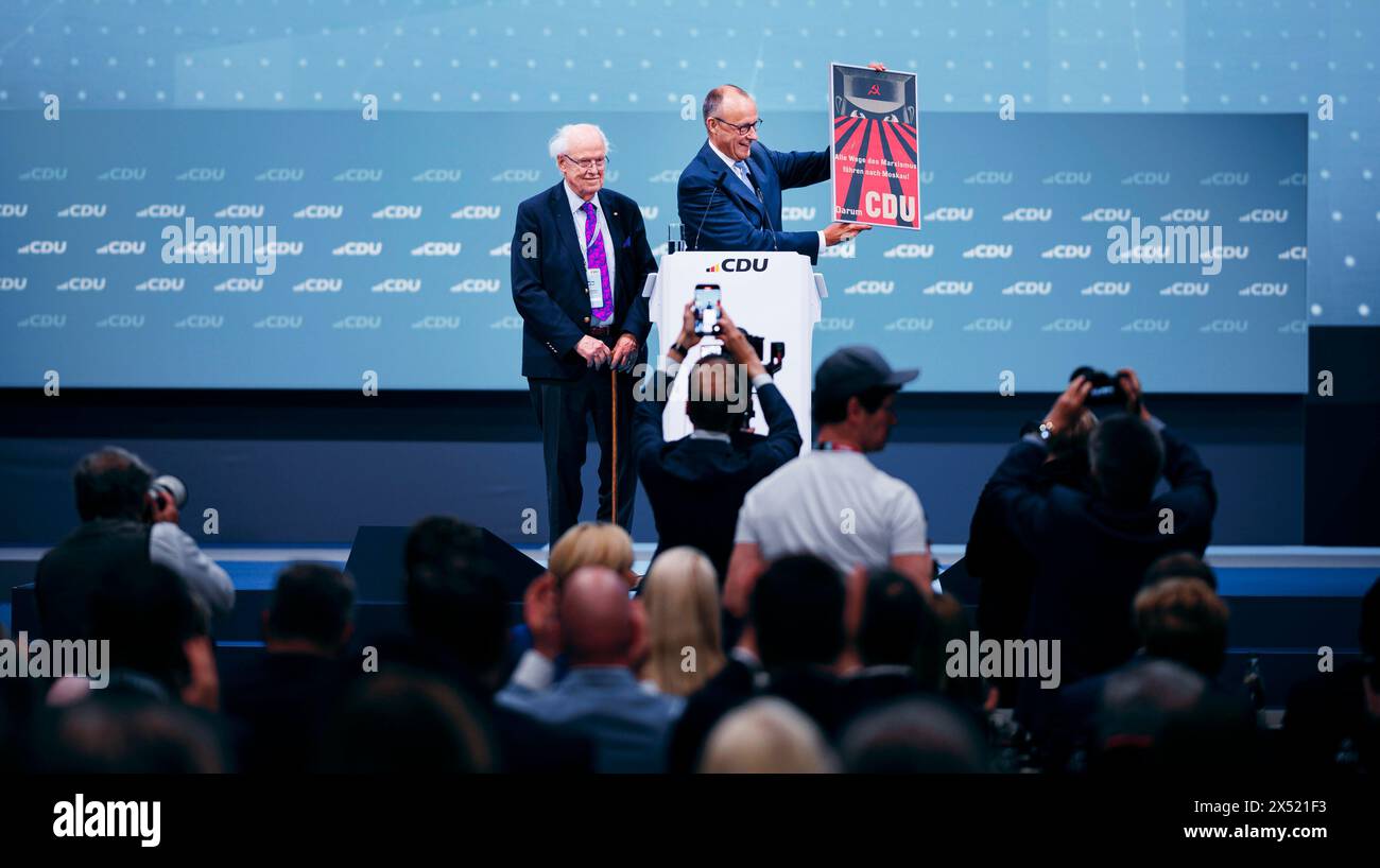 Berlin, Deutschland. Mai 2024. Friedrich Merz, Vorsitzender der CDU, und Otto Wulff, scheidendes Bundesvorstand, fotografierten während der CDU-Deutschlandkonferenz 2024 in Berlin am 6. Mai 2024. Quelle: dpa/Alamy Live News Stockfoto