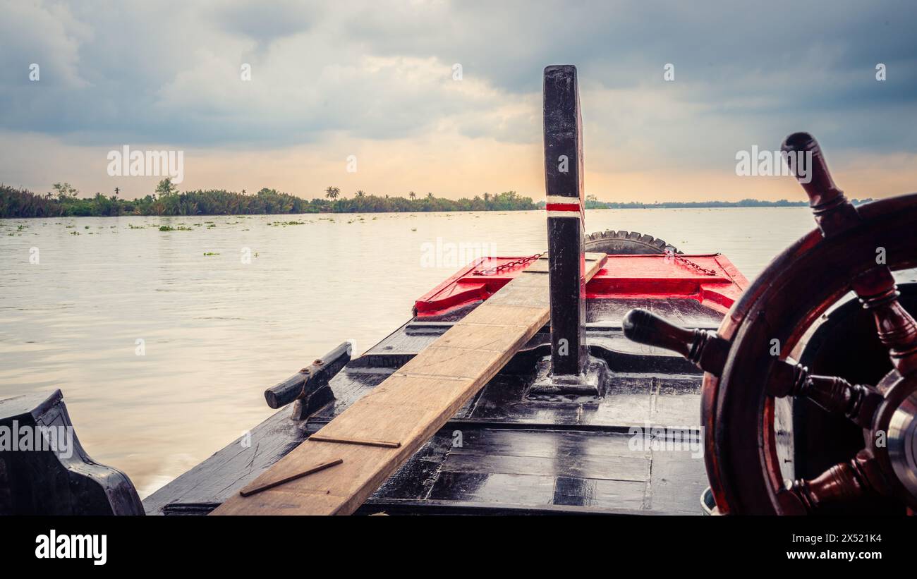 Fahrt mit dem Boot auf dem Co Chien River in Südvietnam Stockfoto