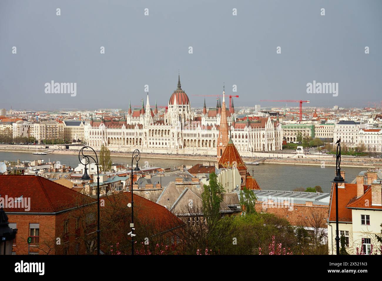 Panoramablick auf die Skyline von Budapest an der Donau. Architektur der Hauptstadt Ungarns mit historischen Gebäuden und berühmten Wahrzeichen Stockfoto