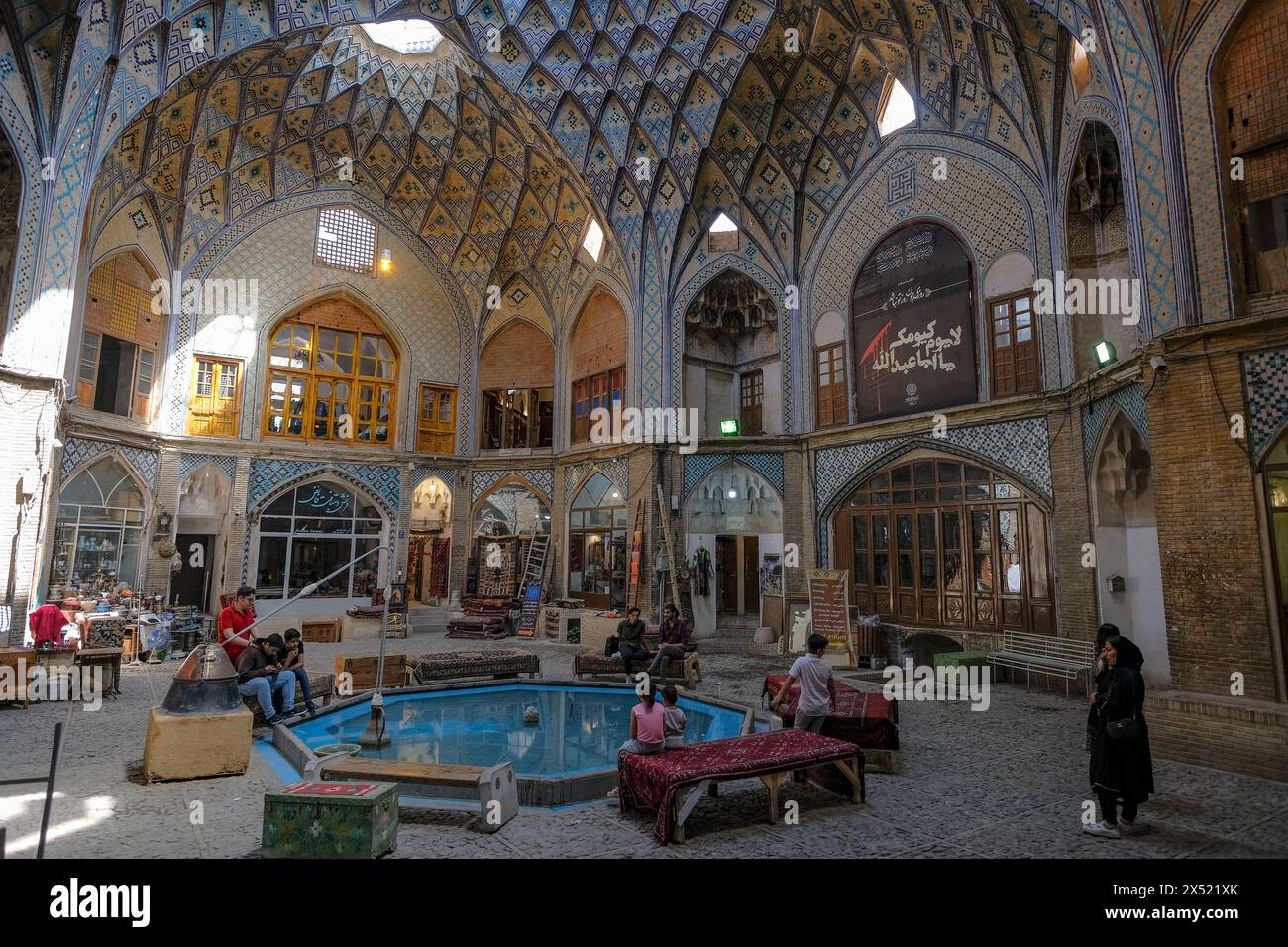 Kaschan, Iran - 3. April 2024: Aminoddole Caravanserai ist einer von mehreren Plätzen im Basar von Kaschan, Iran. Stockfoto