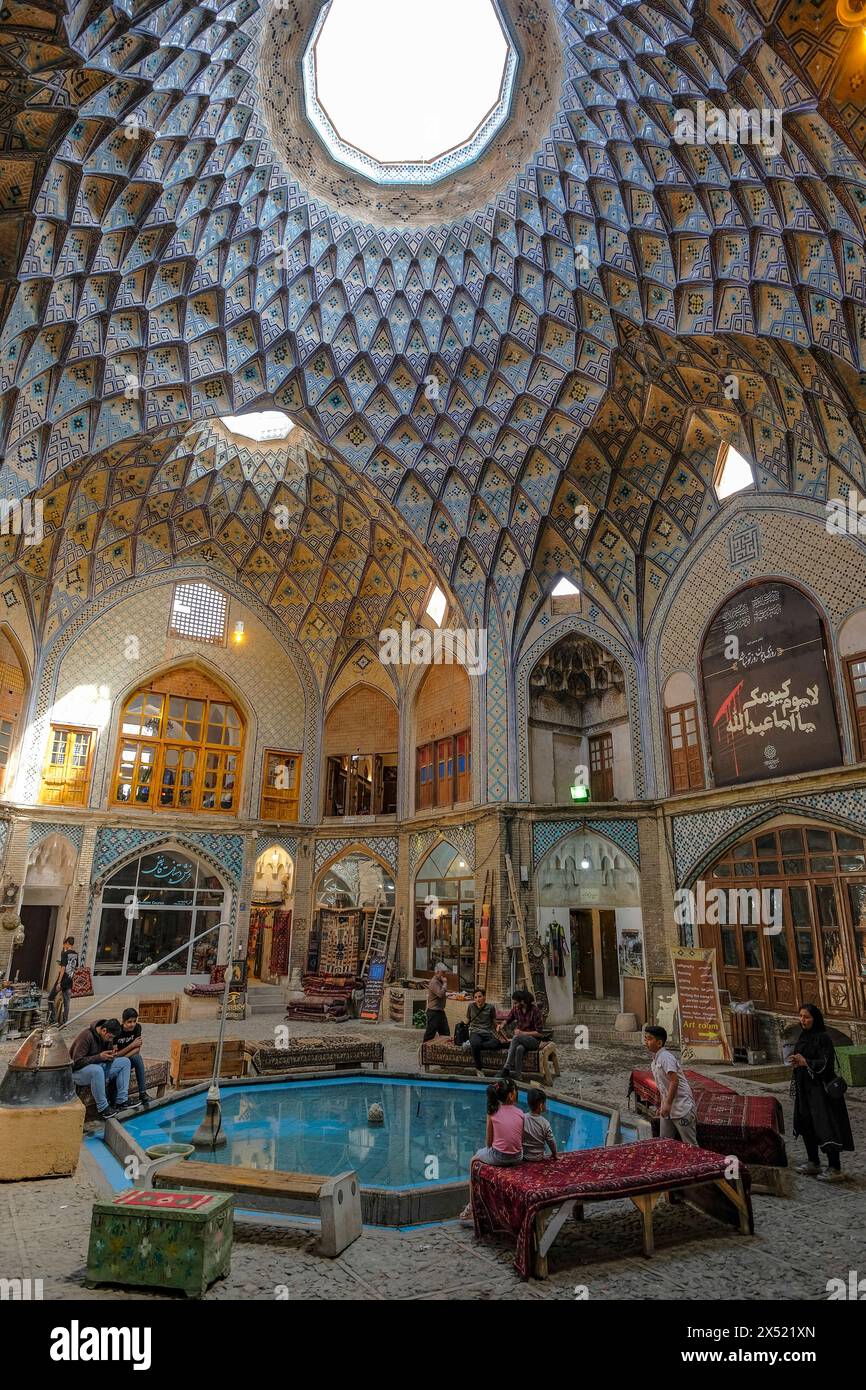 Kaschan, Iran - 3. April 2024: Aminoddole Caravanserai ist einer von mehreren Plätzen im Basar von Kaschan, Iran. Stockfoto