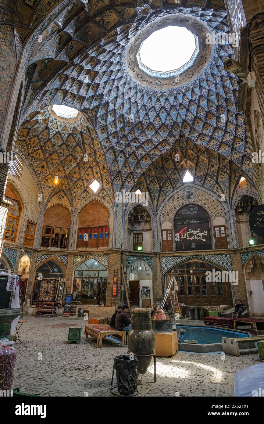 Kaschan, Iran - 3. April 2024: Aminoddole Caravanserai ist einer von mehreren Plätzen im Basar von Kaschan, Iran. Stockfoto
