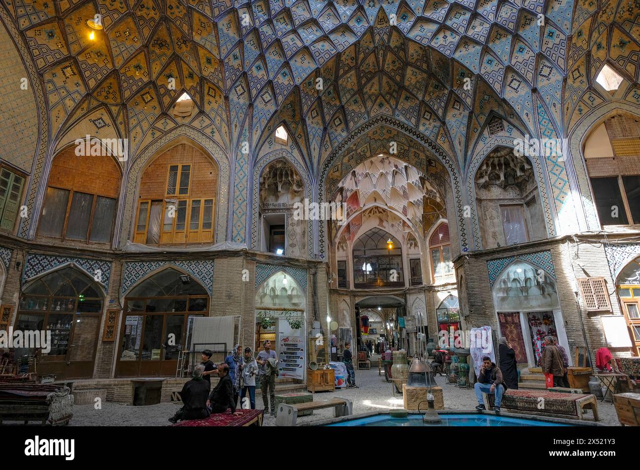 Kaschan, Iran - 3. April 2024: Aminoddole Caravanserai ist einer von mehreren Plätzen im Basar von Kaschan, Iran. Stockfoto