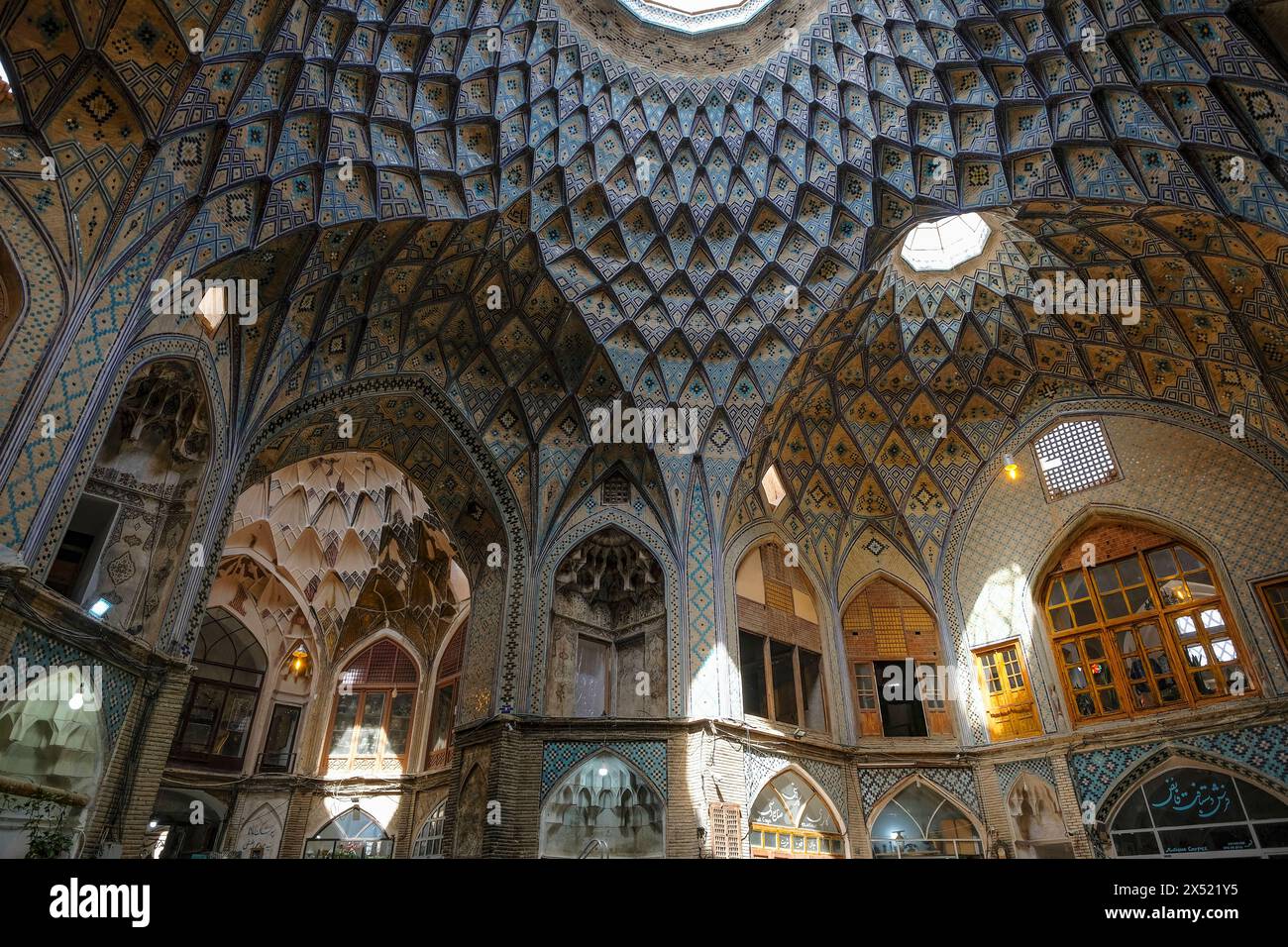 Kaschan, Iran - 3. April 2024: Aminoddole Caravanserai ist einer von mehreren Plätzen im Basar von Kaschan, Iran. Stockfoto
