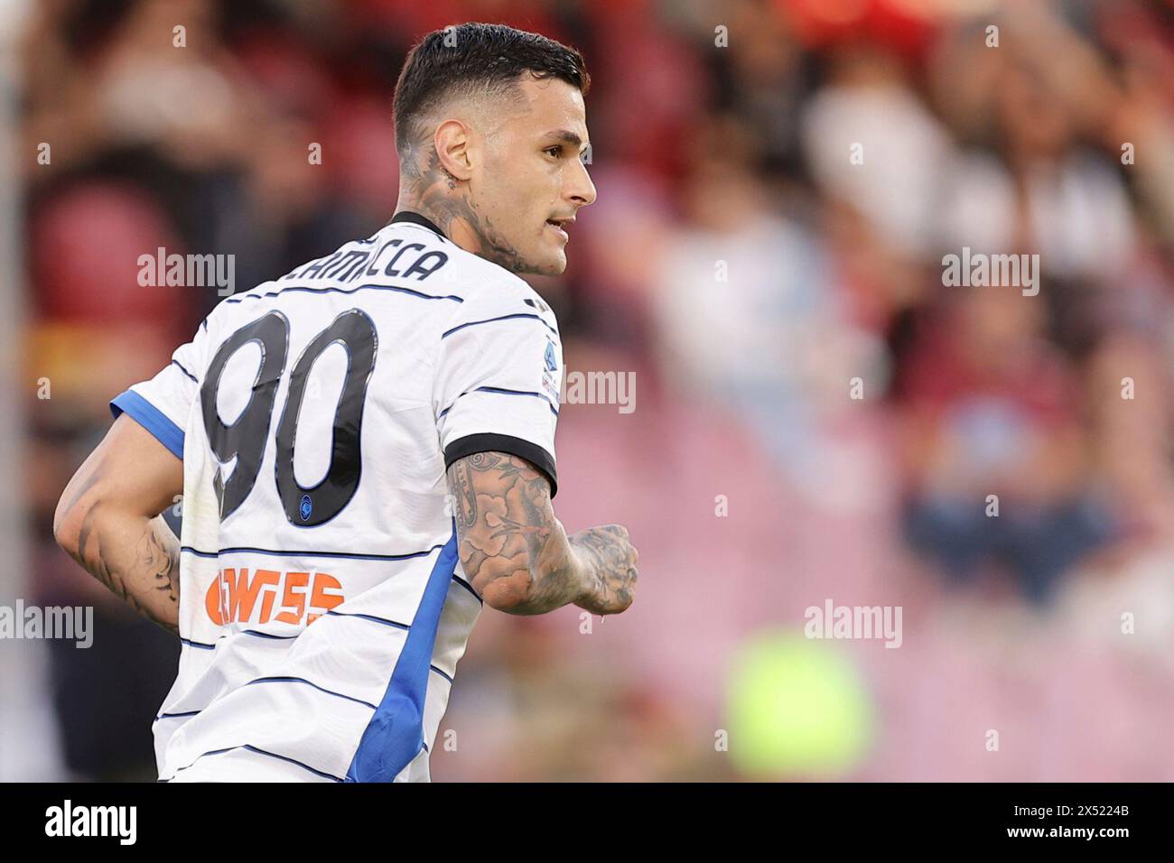 Atalanta's Gianluca Scamacca celebrates after scoring his side's first goal during the Serie A soccer match between Salernitana and Atalanta at the Stadio Arechi in Salerno, Italy, Monday, May 6, 2024. (Alessandro Garofalo/LaPresse via AP) Stockfoto