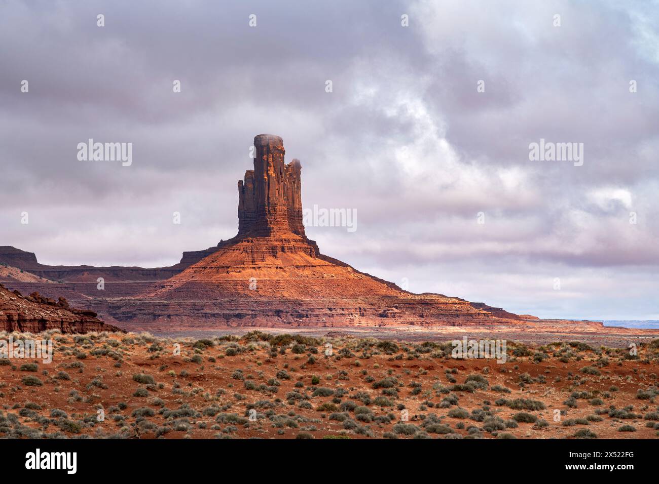 Malerischer Blick auf die herrlichen Türme im Monument Valley, die über Millionen von Jahren aus Wind- und Regenerosiopn entstanden sind. Stockfoto