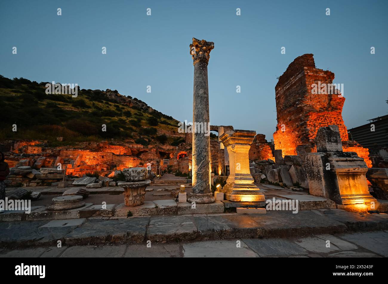 Ruinen der antiken Stadt Ephesus, Izmir, Türkei bei Nacht Stockfoto