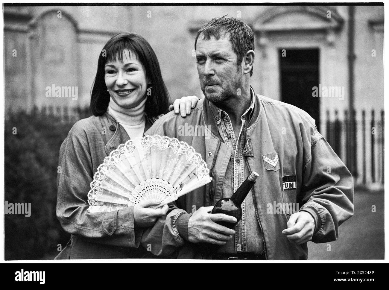 JOHN NETTLES, KATE O’TOOLE, BATH, 1994: Die Schauspieler John Nettles und Kate O’Toole promoten am 20. August 1994 im Theatre Royal in Bath, England. Dies war eine brachliegende Phase in seiner Karriere zwischen den Morden von Bergerac und Midsomer. Bild: Rob Watkins. INFO: John Nettles, ein britischer Schauspieler, der am 11. Oktober 1943 in St Austell in Cornwall geboren wurde, erlangte durch seine Rollen in Fernsehdramen wie „Bergerac“ und „Midsomer Murders“ Bekanntheit. Seine vielseitigen Auftritte und seine kommandierende Präsenz haben ihn zu einer beliebten Figur im britischen Fernsehen gemacht. Stockfoto