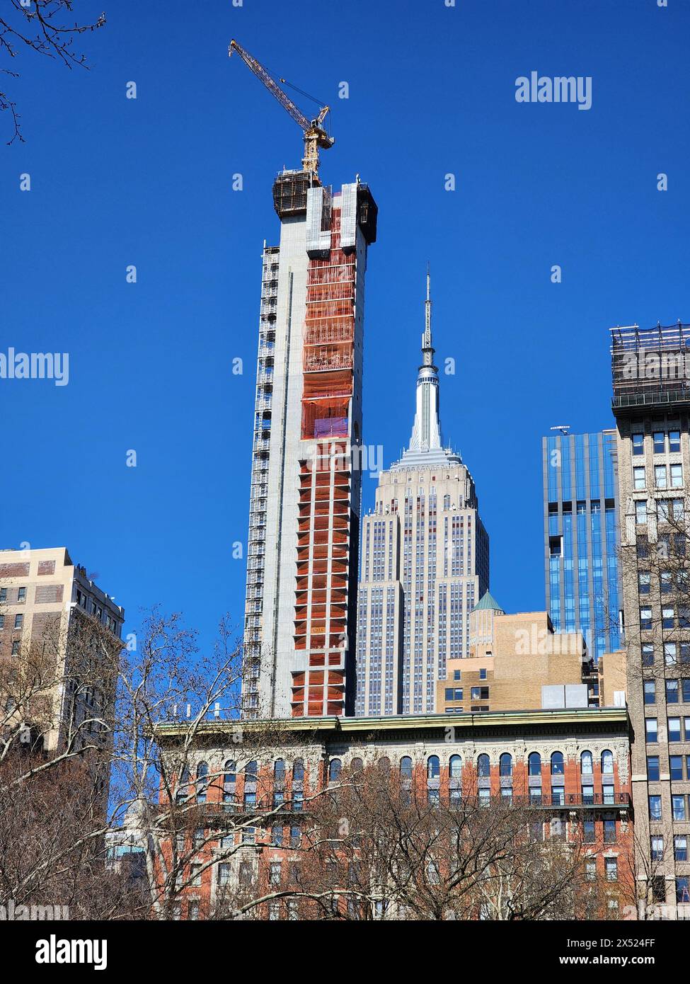 Der 860 Meter hohe Wohnturm an der 262 Fifth Avenue in New York City versperrt den Blick auf das Empire State Building von den meisten Aussichtspunkten Stockfoto