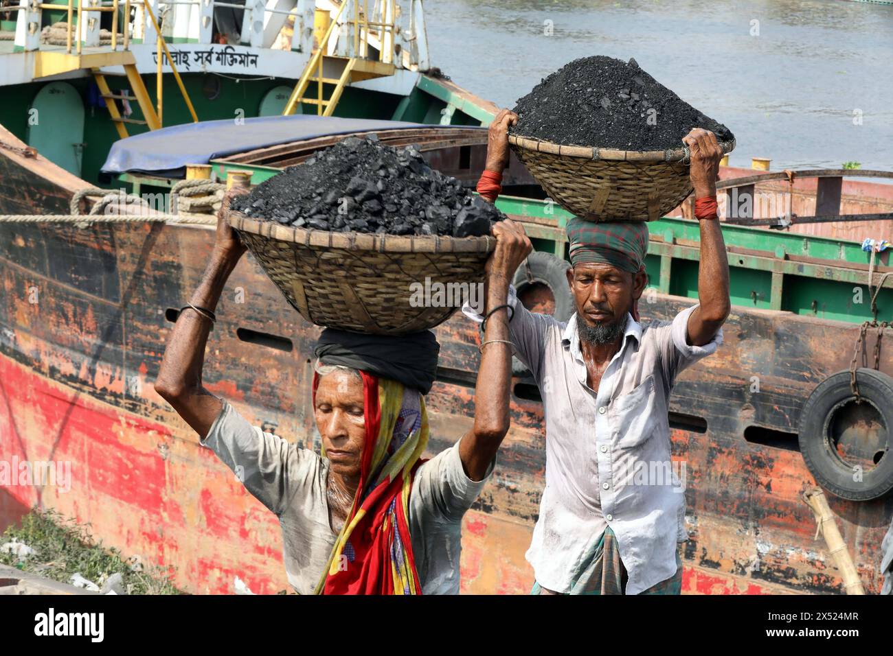 Arbeiter transpoertieren Kohle in Dhaka Arbeiter entladen Kohle von einem Frachtschiff auf dem Turag River in Dhaka, Bangladesch, am 06. Mai 2024. Dhaka Dhaka Bezirk Bangladesch Copyright: XHabiburxRahmanx Stockfoto