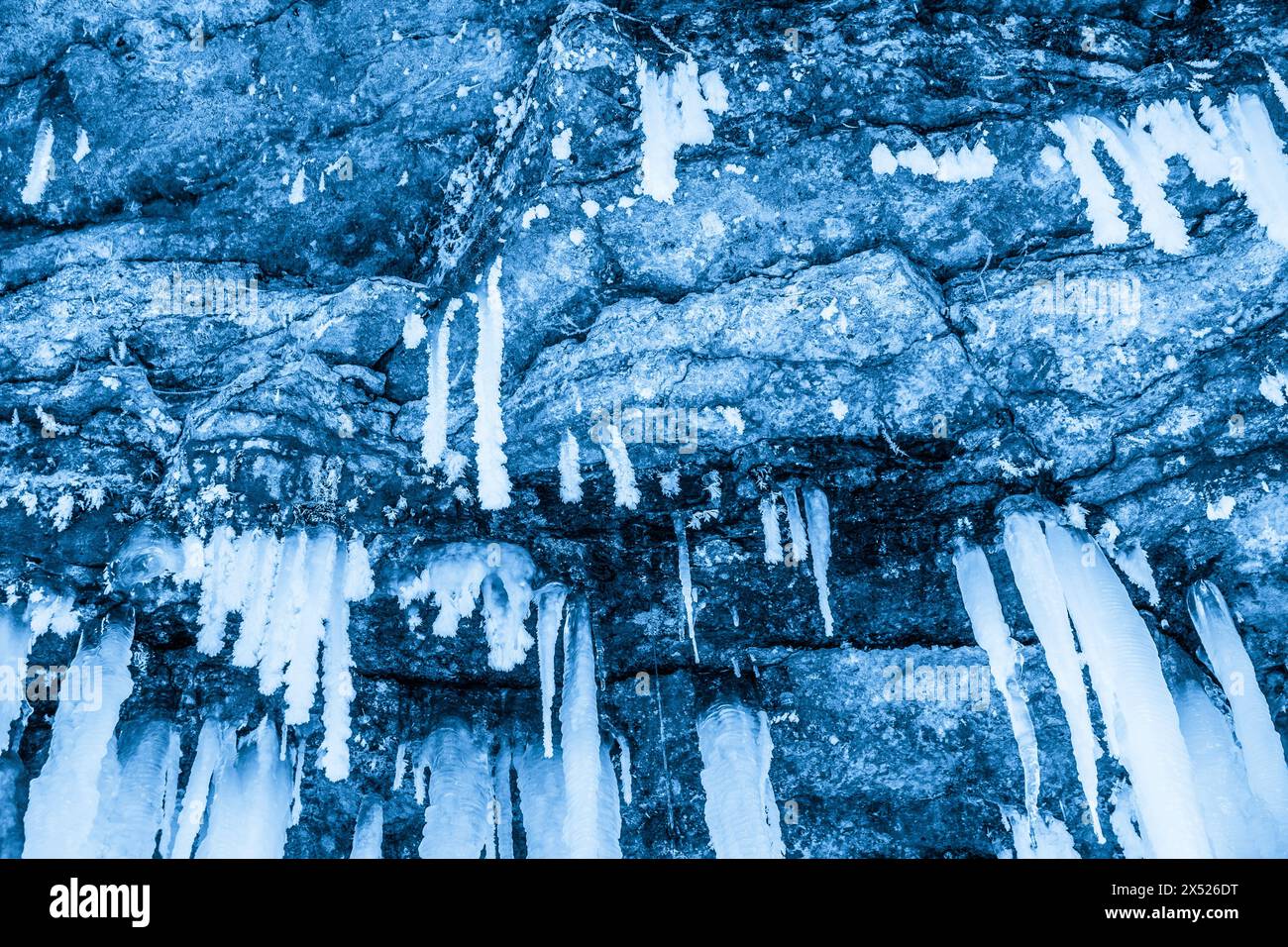 Winter-Wasserfall in Eiszapfen gefroren. Atemberaubende gefrorene Eiszapfen hängen von felsigen Bergklippen. Jagala, Estland. Stockfoto