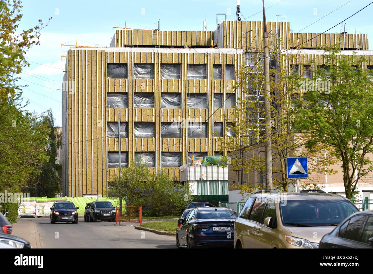 Moskau, Russland - 1. Mai. 2024. Gebäude mit einer mit Mineralwolle isolierten Fassade Stockfoto