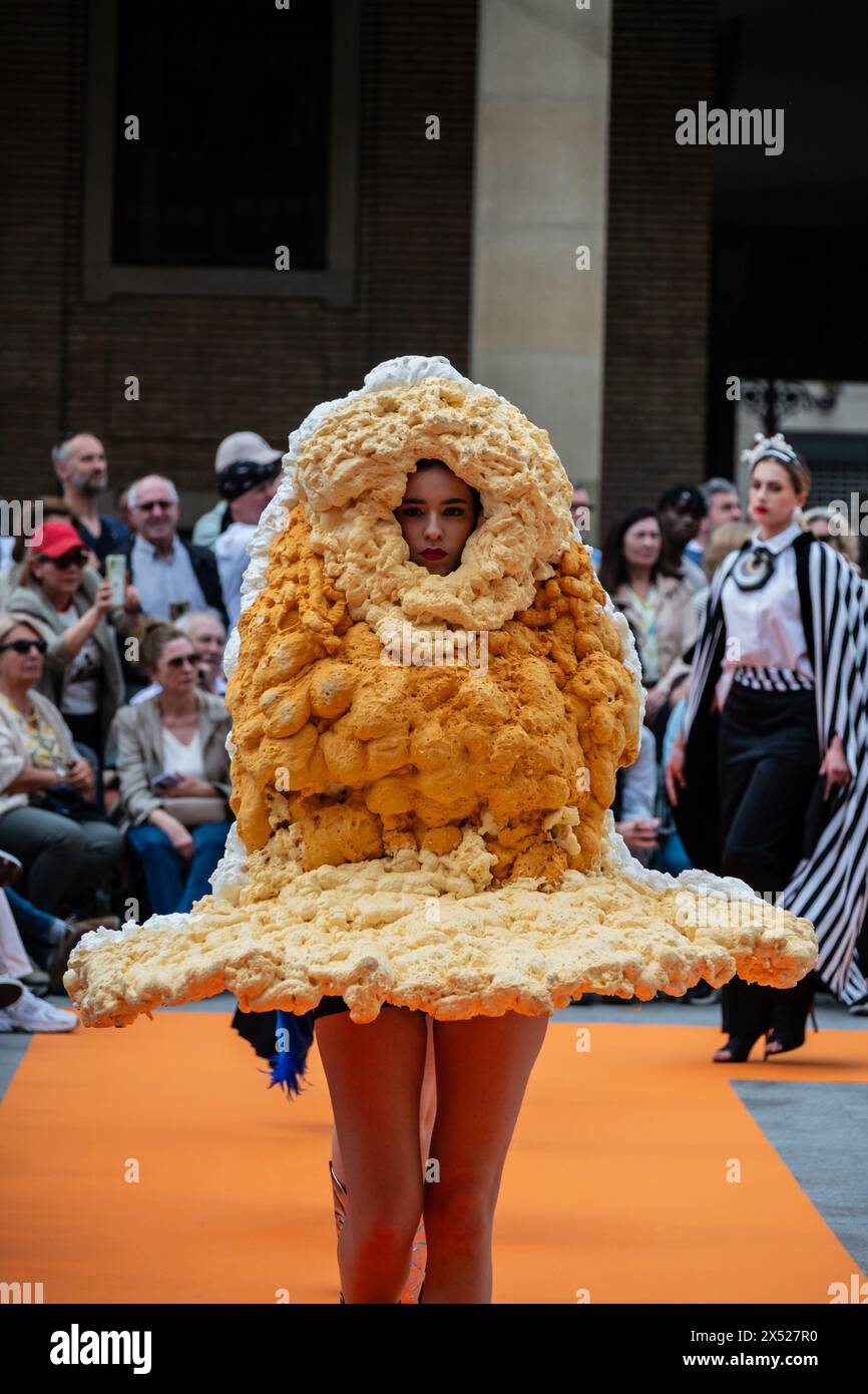 Modeschauen auf der Plaza del Pilar für Nachhaltigkeit und Innovation, junge Designer und aragonesische Marken während der Aragon Fashion Week 2024, Saragossa, Stockfoto