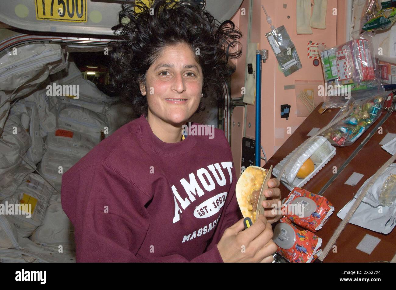 Internationale Raumstation, Erdumlaufbahn. August 2012. NASA-Astronautin Sunita Williams, Flugingenieurin der Expedition 32, bereitet sich auf einen Snack aus Bohnen- und Käsetacos in der Galeere im Unity Module der Internationalen Raumstation am 5. August 2012 in der Erdumlaufbahn vor. Quelle: Asronaut bereitgestellt/NASA Photo/Alamy Live News Stockfoto