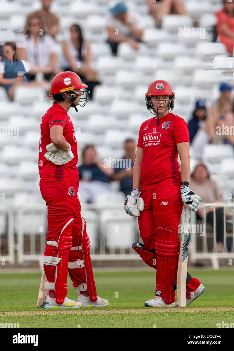 Nottingham, Vereinigtes Königreich, Trent Bridge Cricket Ground. Mai 2024. T20 der Blaze V Donner. Bild links nach rechts: Phoebe Graham und Kate Cross (Thunder Batting) Credit: Mark Dunn/Alamy Live News Stockfoto