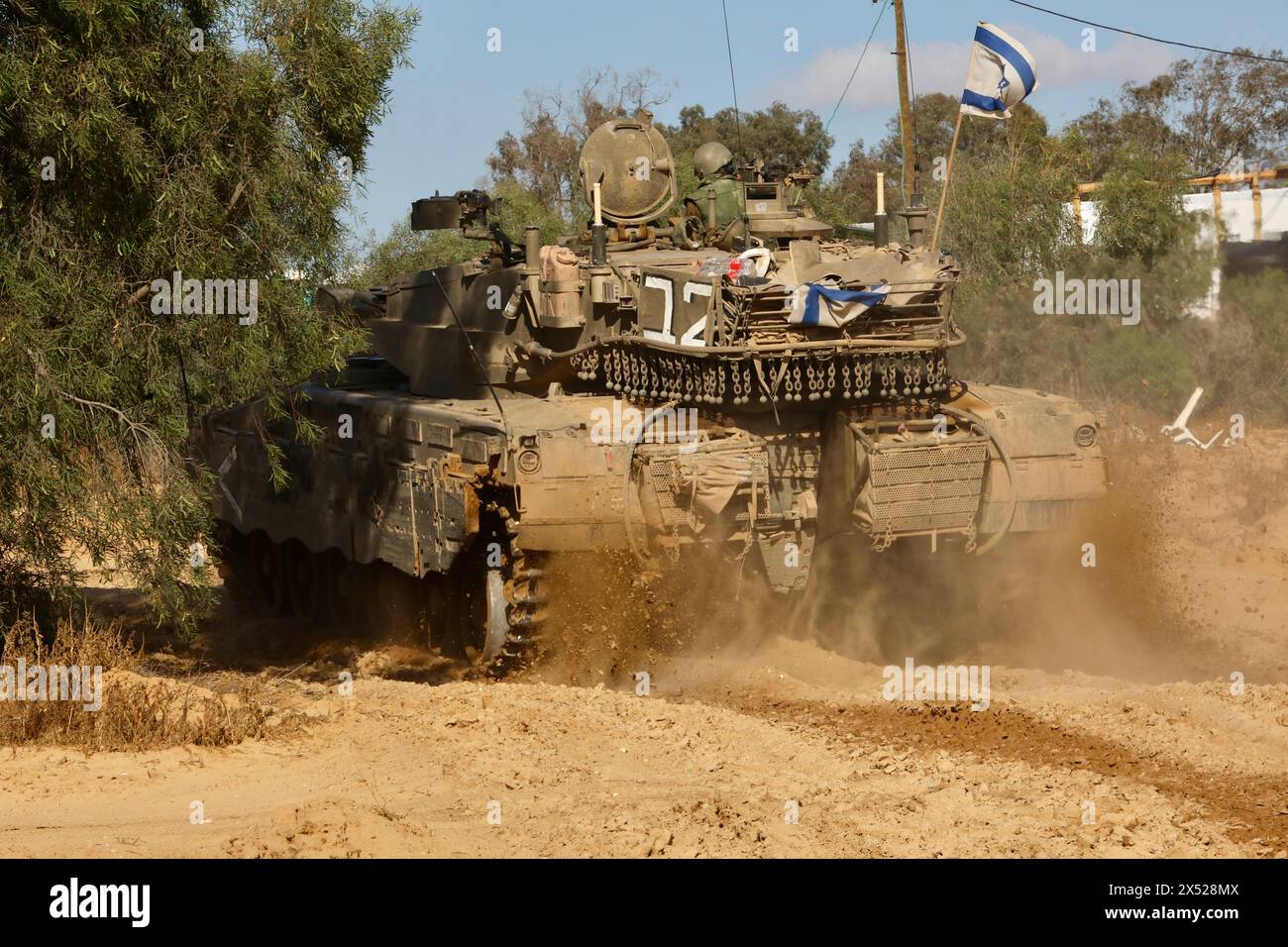 Shalom Kerem Crossing. Mai 2024. Ein israelischer Panzer ist am 6. Mai 2024 in der Nähe des Grenzübergangs Shalom Kerem in Südisrael am Gazastreifen zu sehen. Israelische Medien berichteten am Montag, dass das israelische Kriegskabinett den Start einer Bodenoffensive gegen Rafah genehmigt hat, die nach der Evakuierung der Zivilbevölkerung stattfinden würde. Quelle: Jamal Awad/Xinhua/Alamy Live News Stockfoto