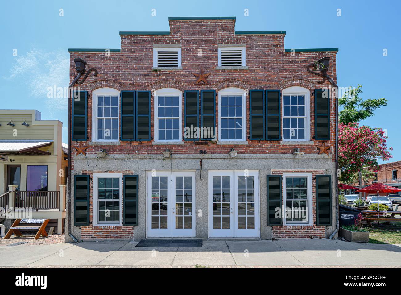 Apalachicola Florida USA 4. Mai 2024 „Bewahrung des Kulturerbes: Das Zentrum für Geschichte, Kultur und Kunst der Stadt Apalachicola steht als Leuchtturm des Schlepptagens Stockfoto