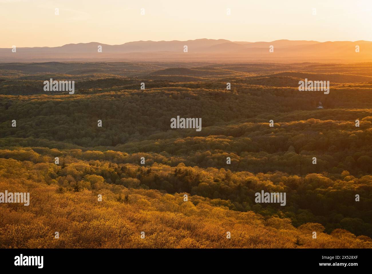 Blick auf den Sonnenuntergang vom Feuerturm am Stissing Mountain, in der Nähe von Pine Plains, New York Stockfoto