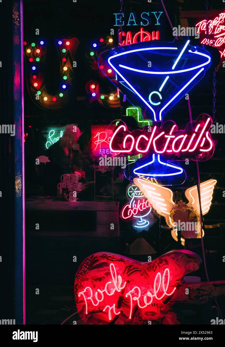 Cocktails Farbige Neonlichter am Ladenfenster in London, Großbritannien Stockfoto
