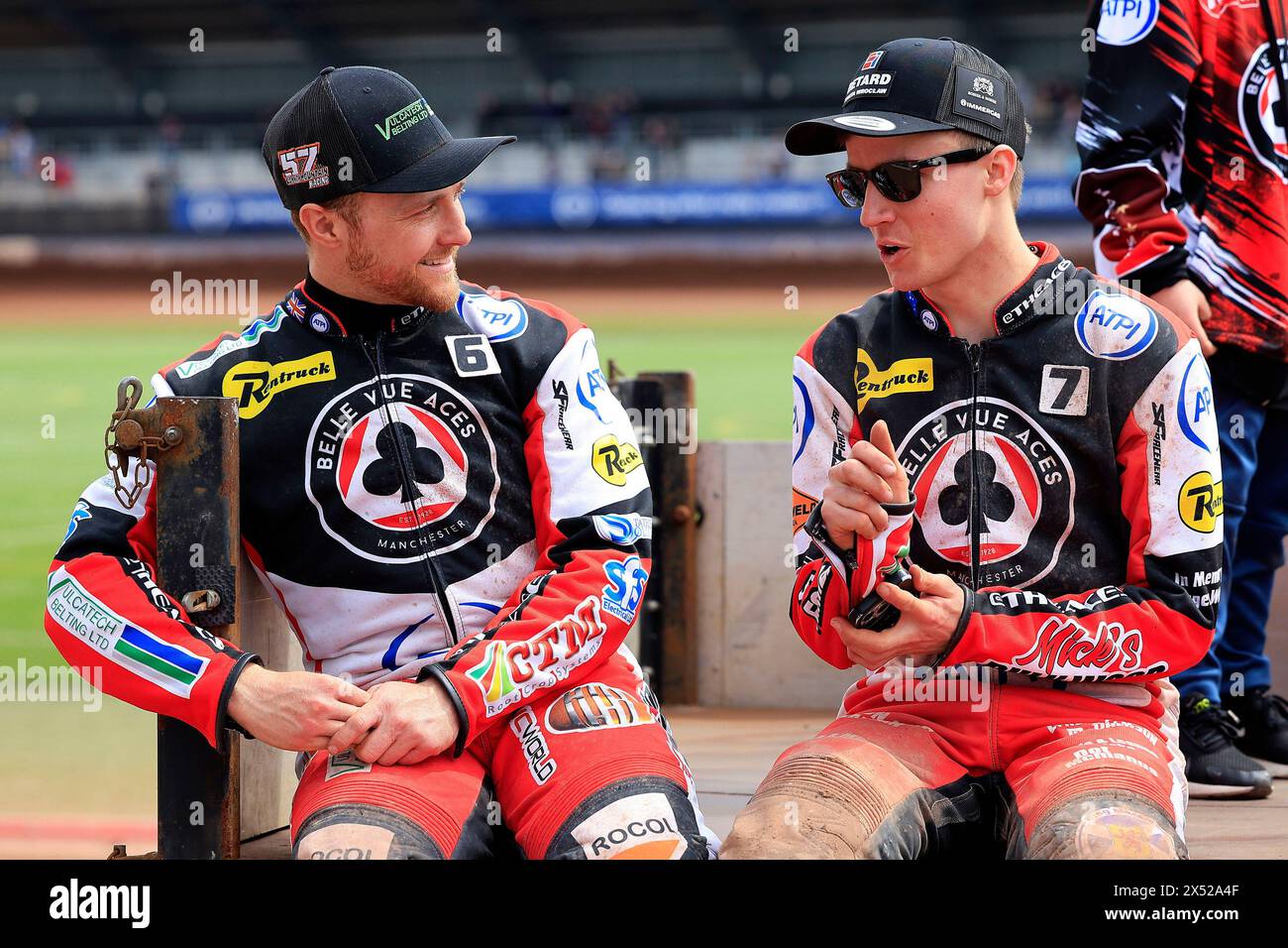 National Speedway Stadium, Manchester am Montag, den 6. Mai 2024.Connor Mountain (Reserve) von Belle Vue „ATPI“ Aces steht im National Speedway Stadium mit Connor Bailey (Rising Star) von Belle Vue „ATPI“ Aces am Rande des Spiels zwischen Belle Vue Aces und Birmingham Brummies. Manchester am Montag, den 6. Mai 2024. (Foto: Eddie Garvey | MI News) Credit: MI News & Sport /Alamy Live News Stockfoto