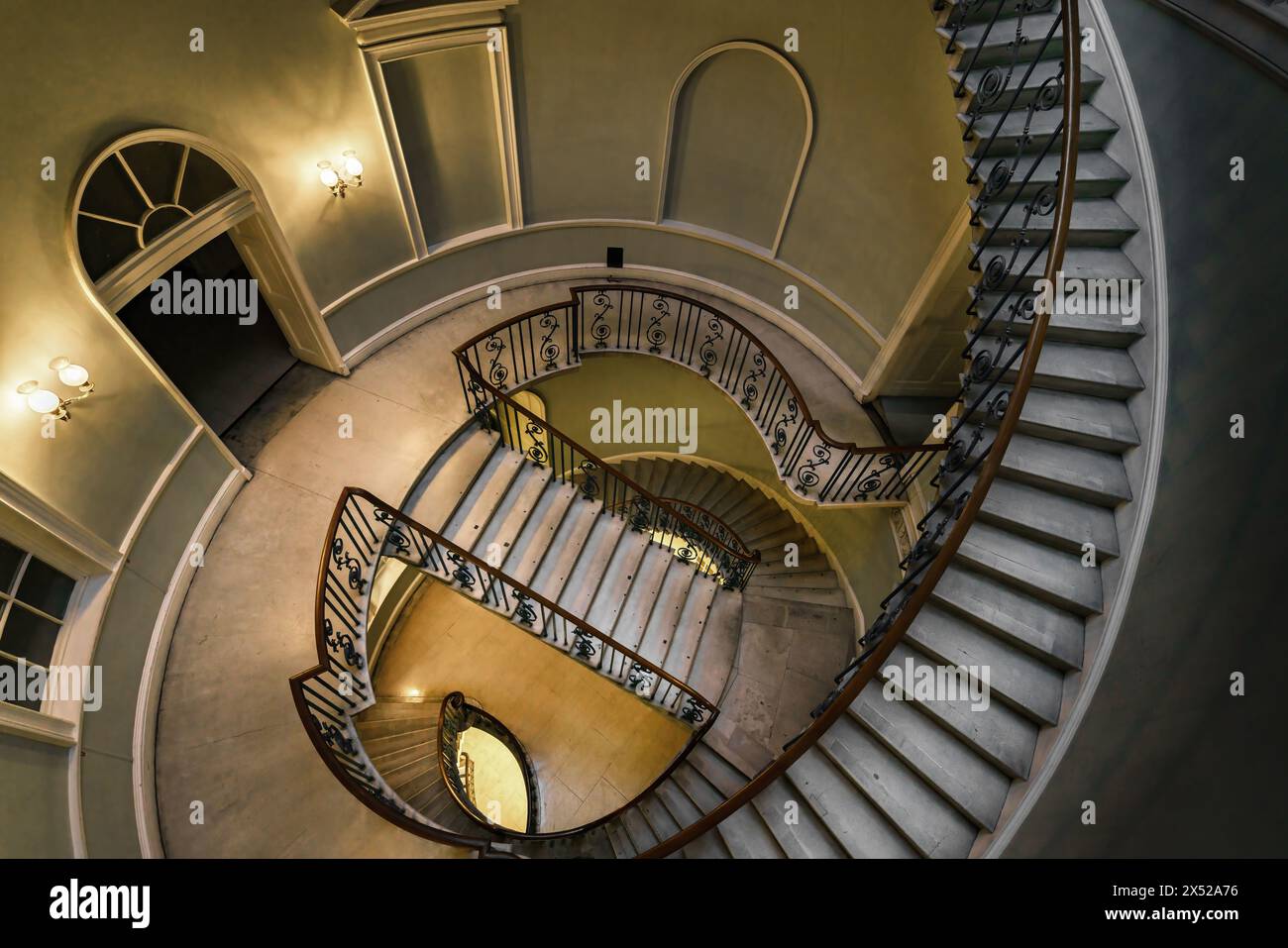 Historische Wendeltreppe in traditioneller britischer Architektur in London, Großbritannien Stockfoto