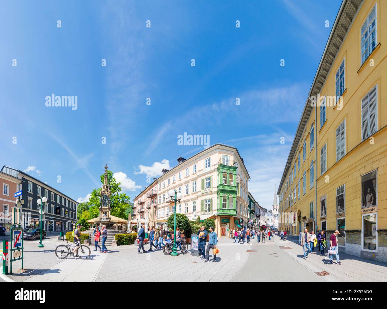 Bad Ischl: Altstadt, Brunnen Franz-Carl-Brunnen, Straße Pfarrgasse im Salzkammergut, Oberösterreich, Oberösterreich, Österreich Stockfoto