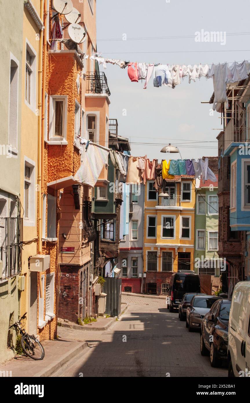 Alltagsfarben und Leben auf einer Straße von Balat in Istanbul Stockfoto